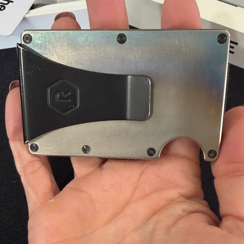 The Ridge Gradient Card Holder - Picture 3 of 4